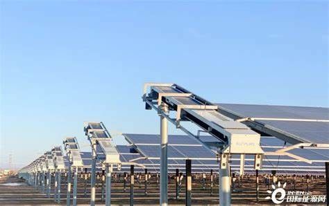 واردات سیستم ردیابی فتوولتائیک تک محوری از کارخانه چینی + سیستم خود تمیز کردن پنل فتوولتائیک