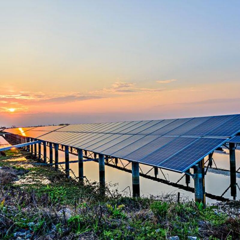 براکت‌های نصب خورشیدی زمینی ساخته شده از فولاد گالوانیزه گرم که مقاومت بالایی در برابر خوردگی برای استفاده طولانی مدت در فضای باز فراهم می‌کند.