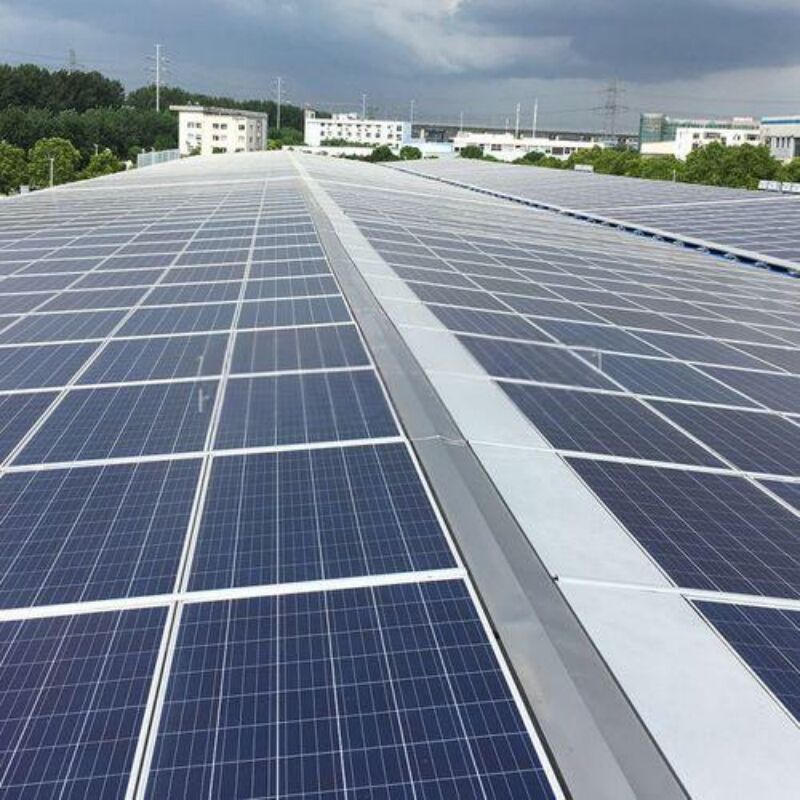 براکت‌های نصب پنل خورشیدی سنگین‌کار برای سقف طراحی شده‌اند که برای مصارف تجاری مناسب بوده و پشتیبانی و نصب آسان بر روی سقف‌های فلزی را ارائه می‌دهند.