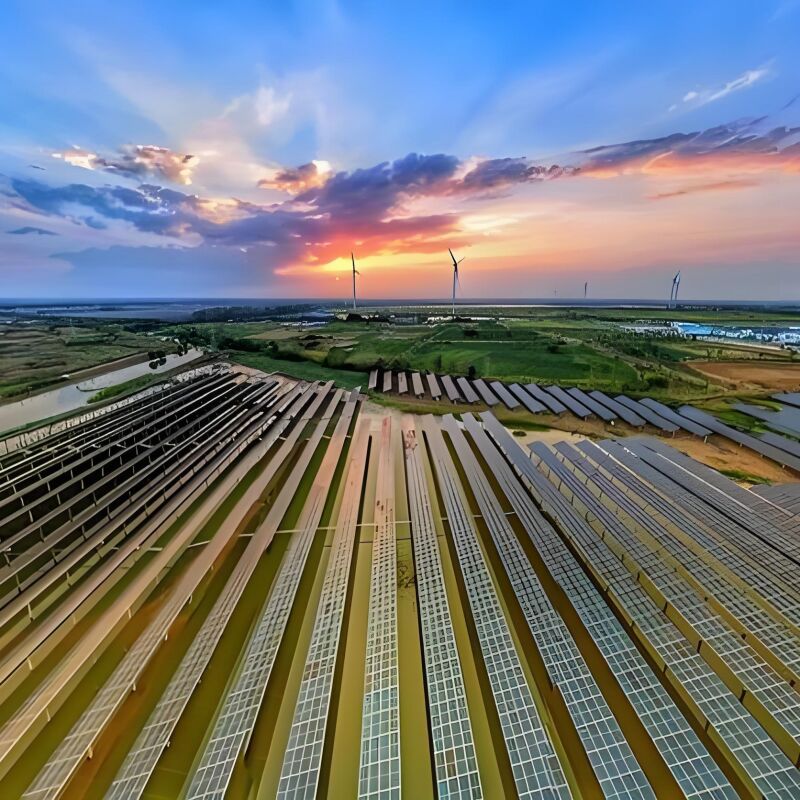 براکت‌های نصب خورشیدی زمینی که پشتیبانی را برای سیستم‌های فتوولتائیک خورشیدی در مقیاس تأسیساتی با مقاومت بالا در برابر باد و بار برف فراهم می‌کنند.