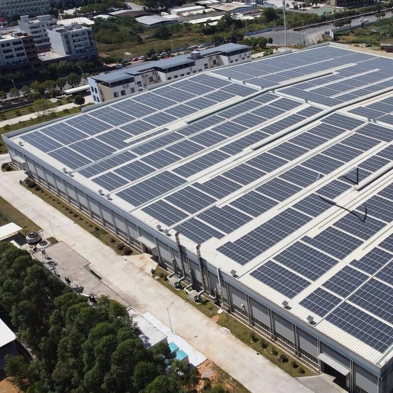 براکت‌های نصب سقف پنل خورشیدی سازگار با انواع مختلف ماژول‌های خورشیدی که نصب روی سقف‌های فلزی را تضمین می‌کنند