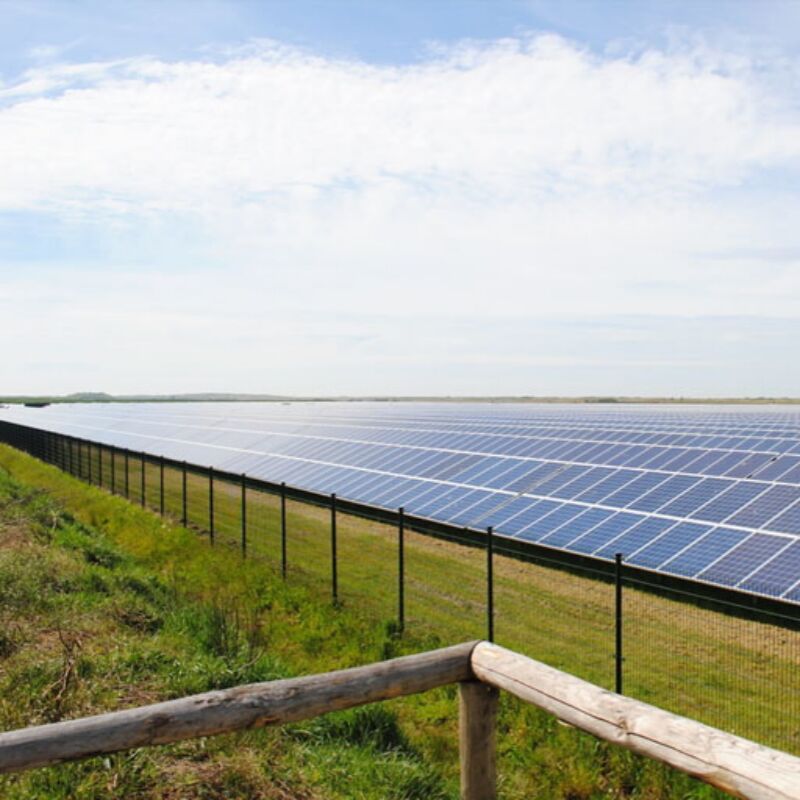 براکت‌های نصب خورشیدی زمینی با استحکام بالا که دارای ریل‌های پشتیبانی آلومینیومی اکسترود شده و پایه‌های نصب قابل تنظیم برای تراز دقیق هستند.